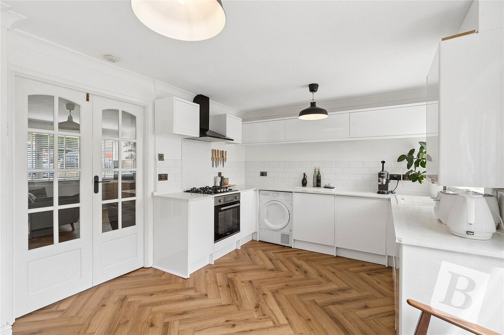 Property photo 3 of 9 Kitchen