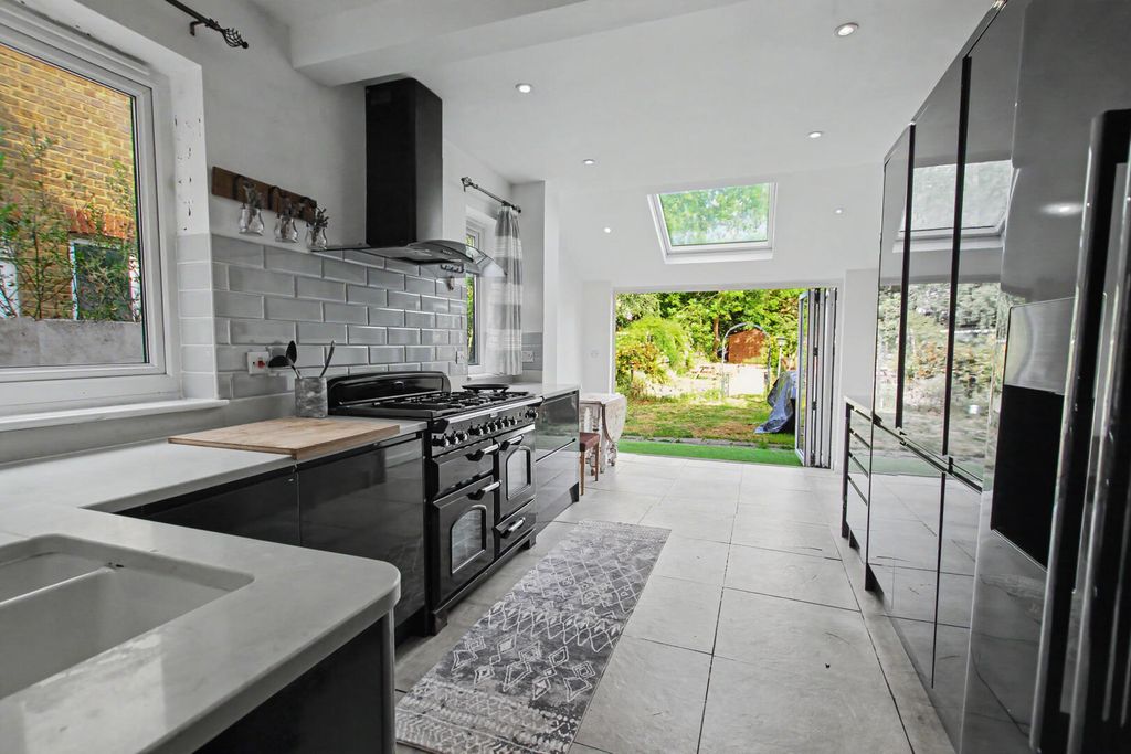 Property photo 3 of 17 Kitchen
