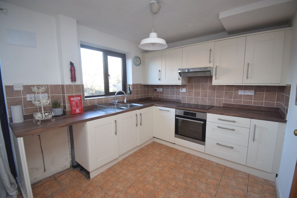 Property photo 3 of 11 Kitchen