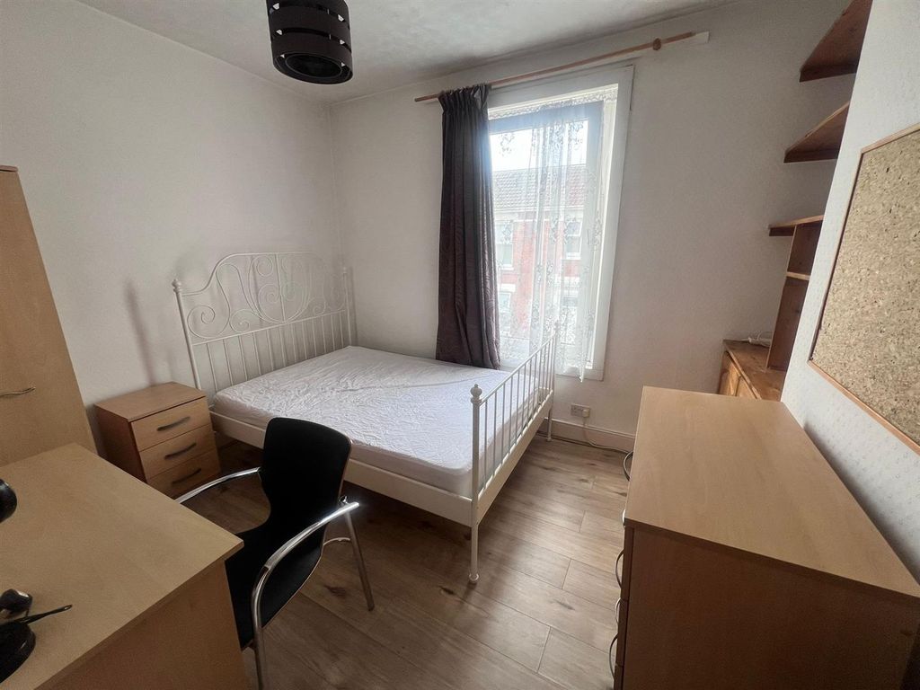 Property photo 3 of 10 Bed2.Jpg