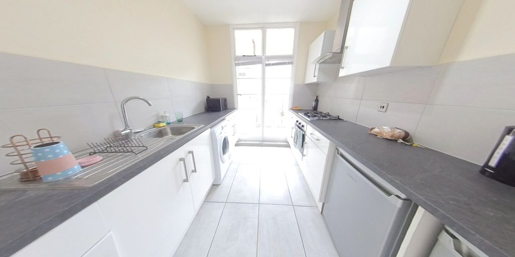 Property photo 2 of 7 Kitchen