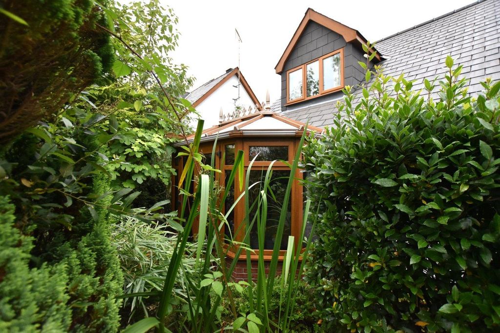Property photo 3 of 14 10 Green Meadows Conservatory.Jpg