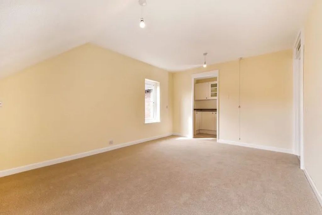 Property photo 3 of 12 Photo 8