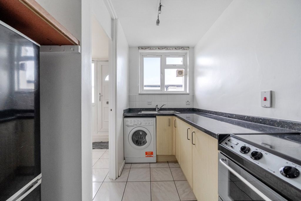 Property photo 3 of 10 Kitchen