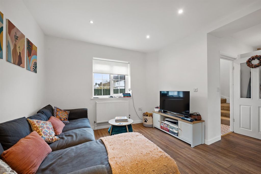 Property photo 2 of 12 Lounge