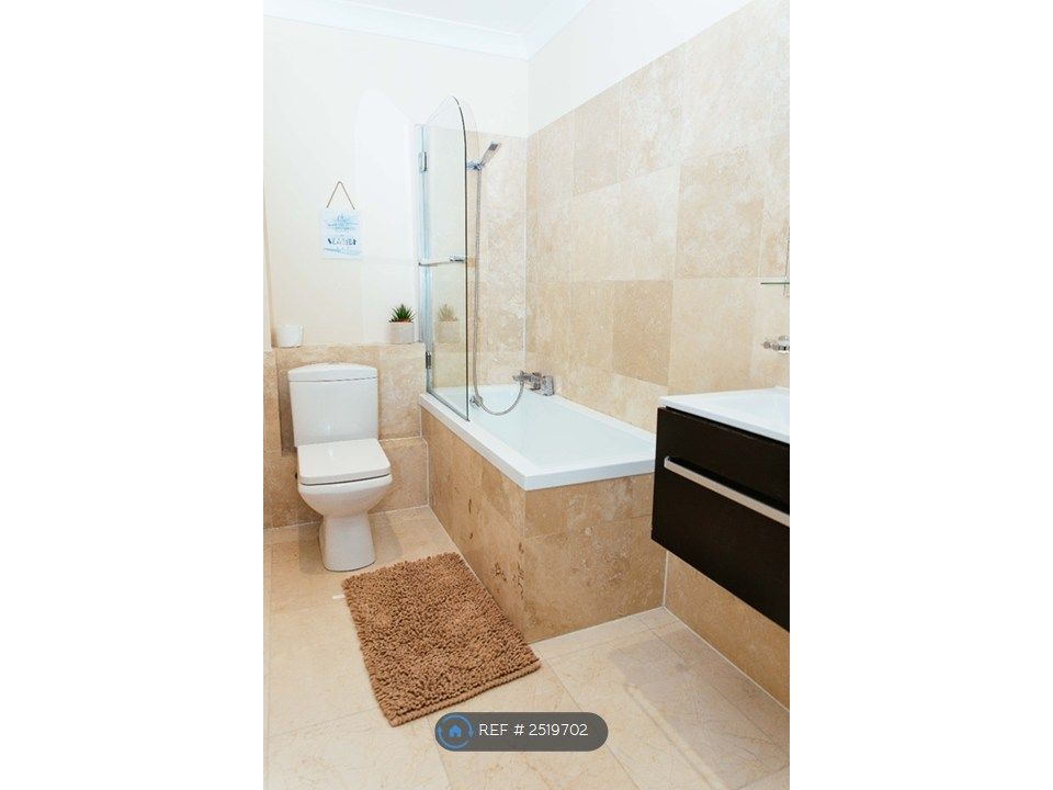 Property photo 2 of 17 Ensuite Bathroom