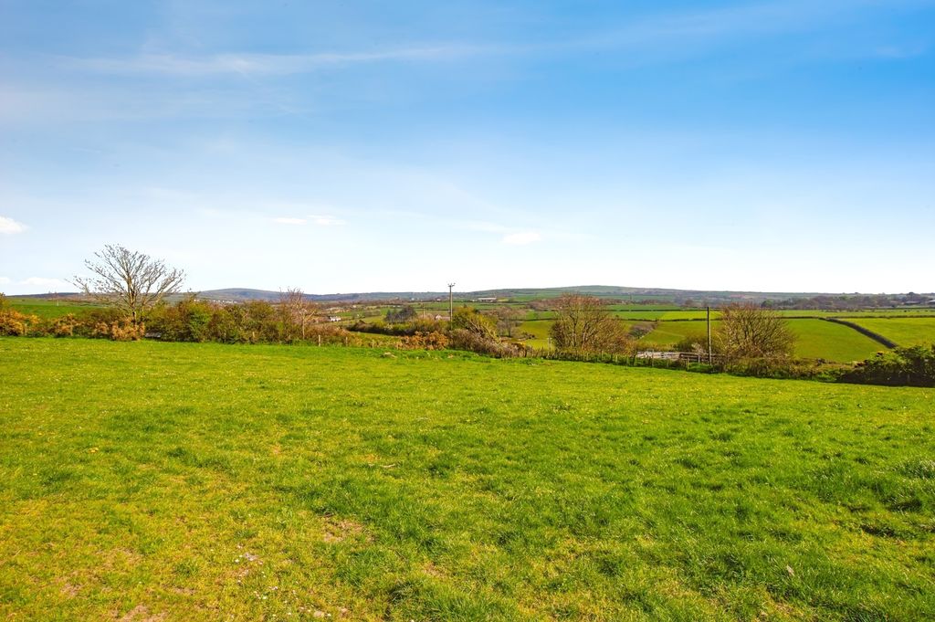 Property photo 2 of 17 Photo