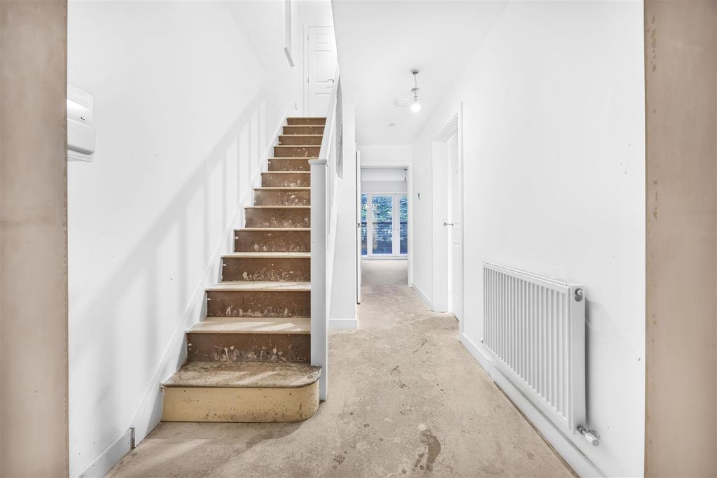 Property photo 3 of 7 Hallway