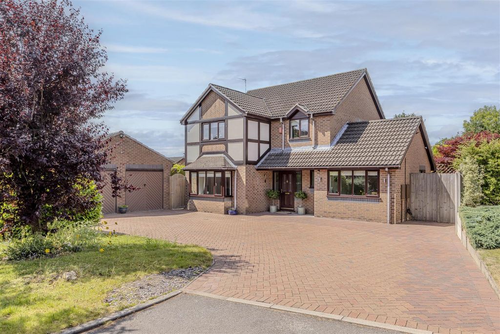 Property photo 1 of 45 Glebe Court
