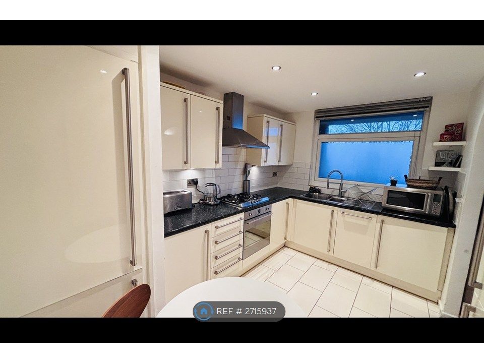 Property photo 3 of 9 Kitchen