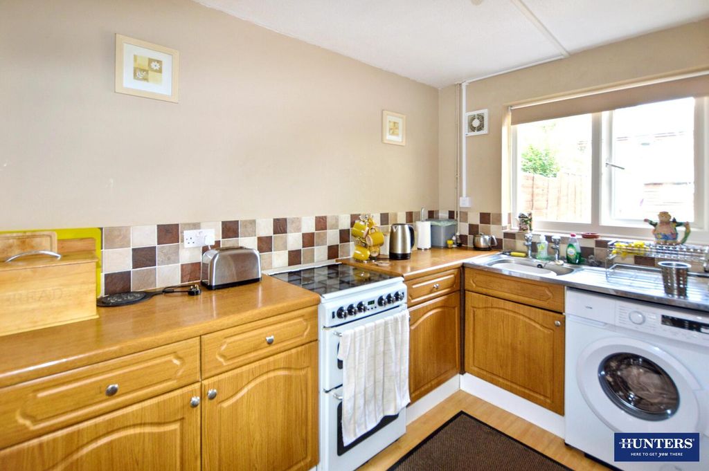 Property photo 3 of 8 Kitchen