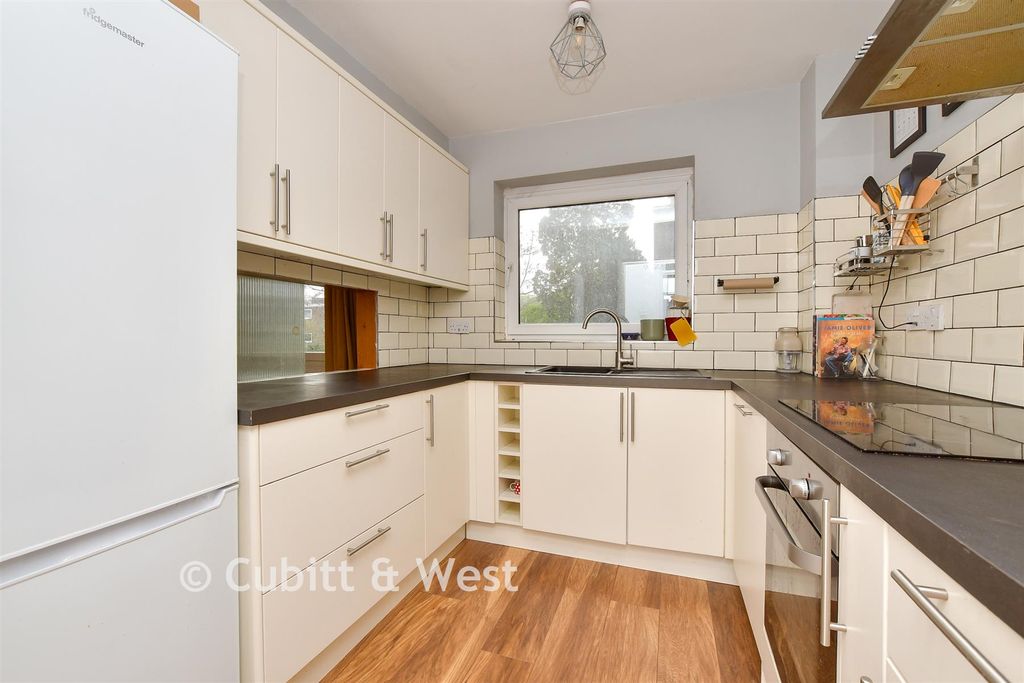 Property photo 2 of 9 Kitchen