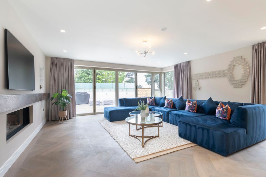 Property photo 2 of 27