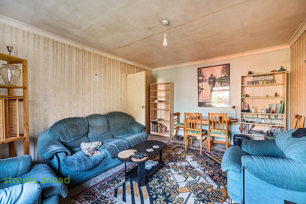 Property photo 3 of 13 6A05591F-Ed0E-4d0...