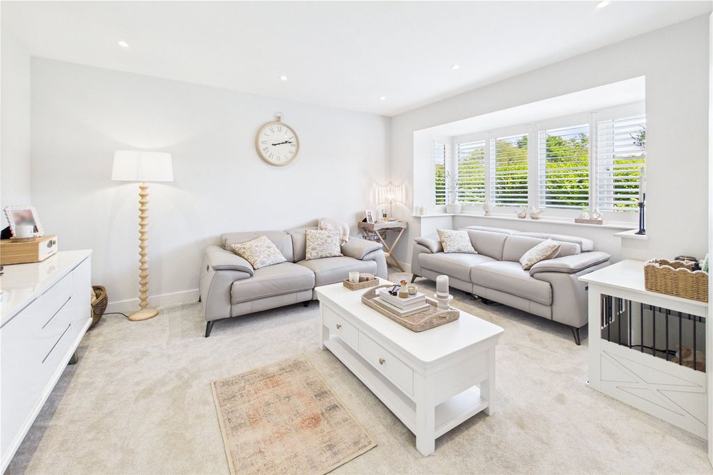 Property photo 2 of 31 Living Room