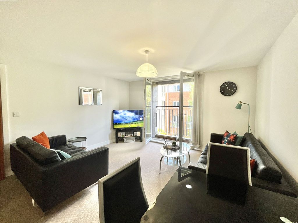 Property photo 3 of 11 Lounge