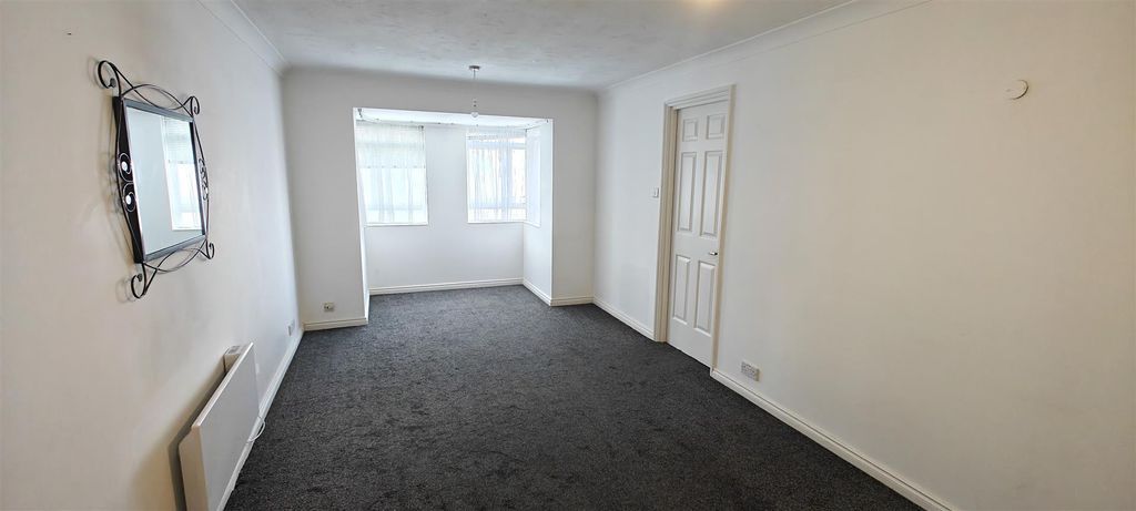 Property photo 2 of 14 Lounge