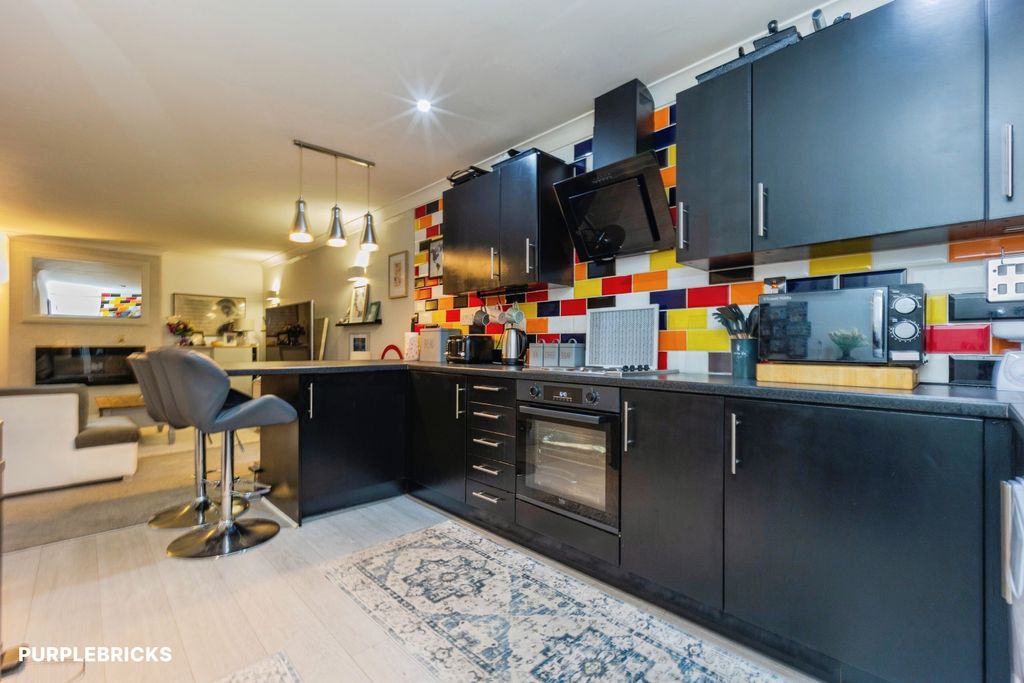 Property photo 3 of 16 Apartment Kitchen