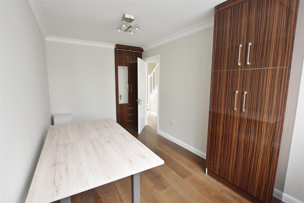 Property photo 2 of 15 Bed 1A.Jpg