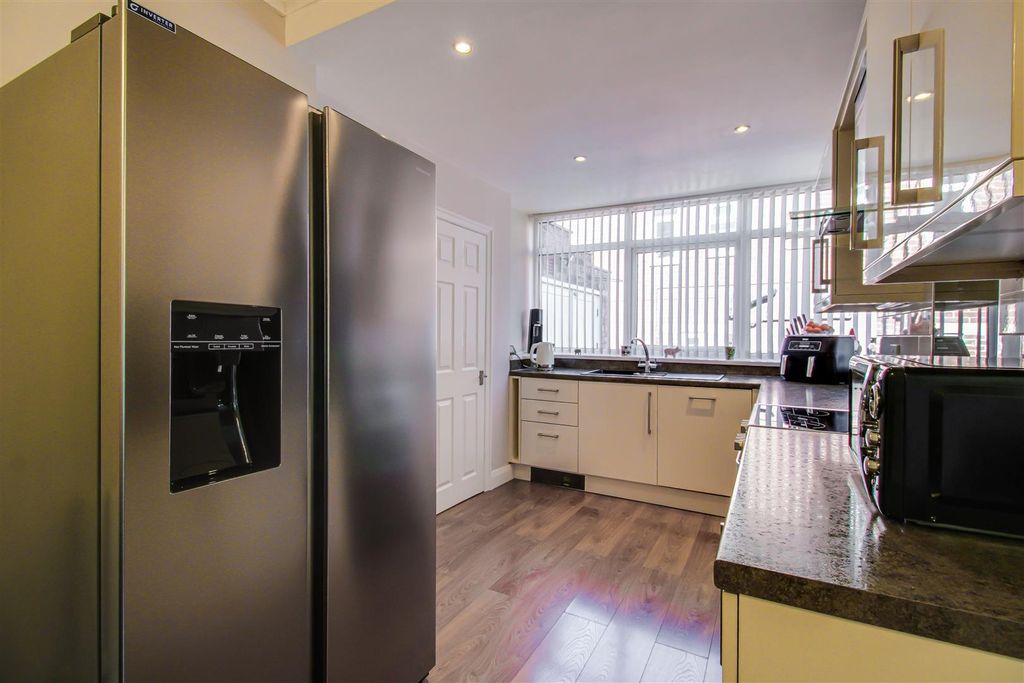 Property photo 3 of 15 Kitchen/Diner