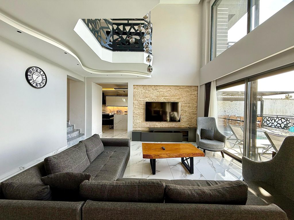 Property photo 2 of 20