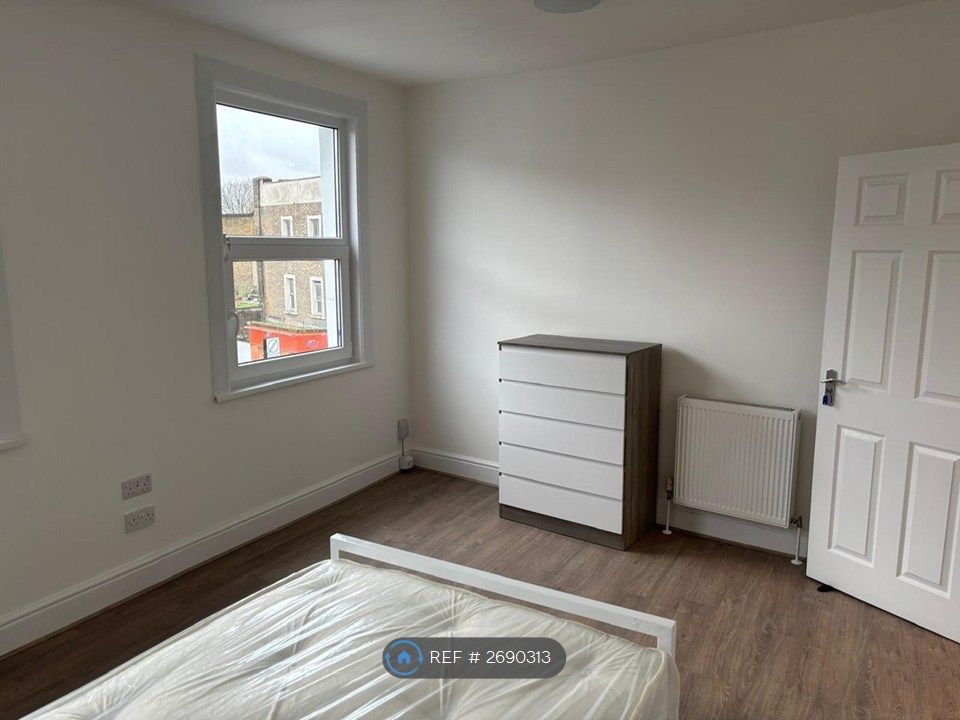 Property photo 1 of 15 Double Bedroom  With Cupboard And Draws