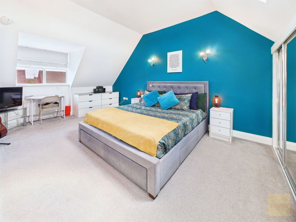 Property photo 3 of 17 Principal Bedroom