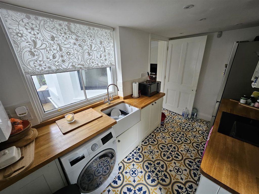 Property photo 3 of 9 Eaton Gardens F10, 8  (3).Jpg