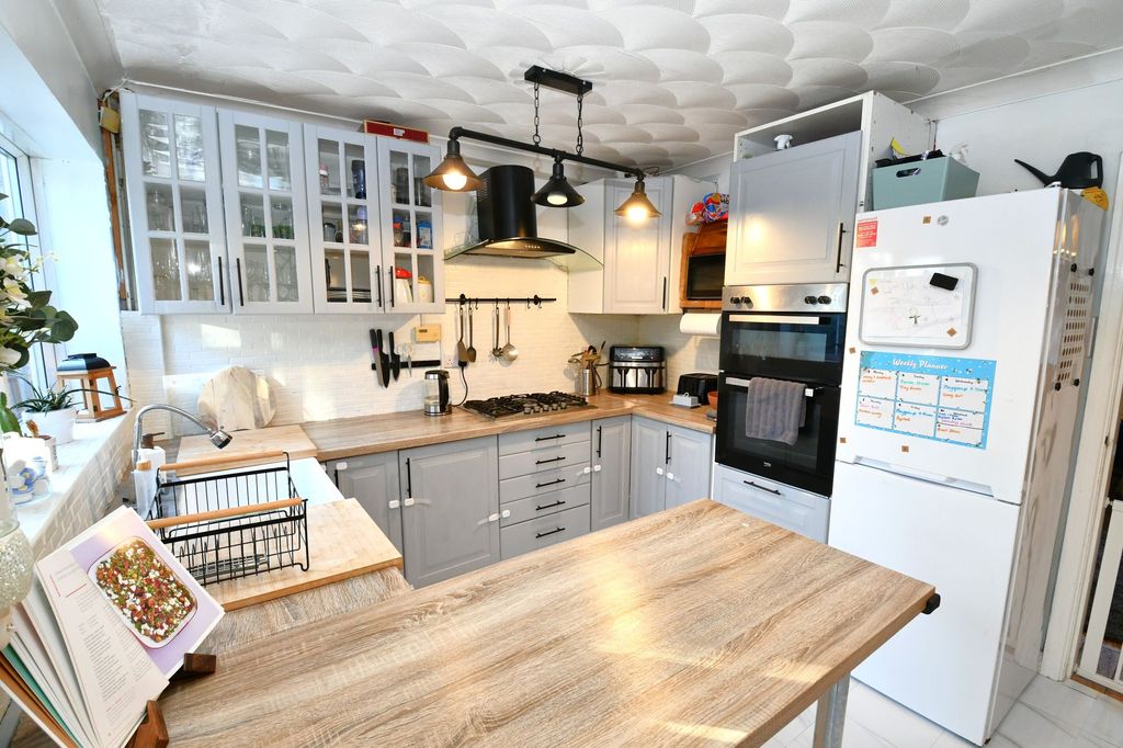 Property photo 2 of 25