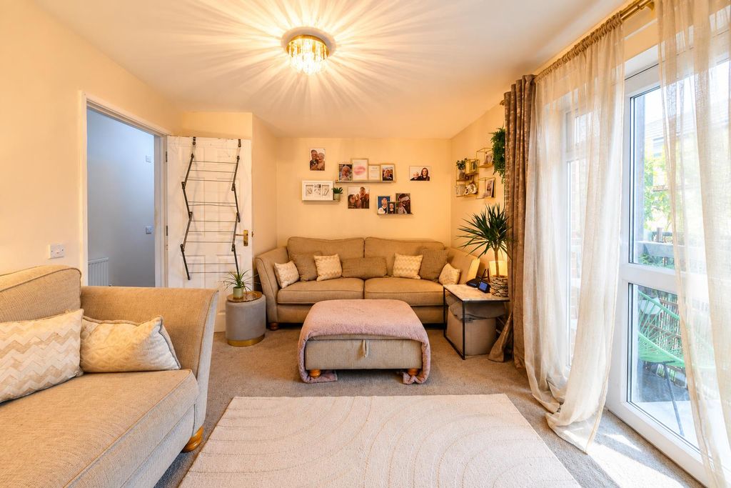 Property photo 3 of 11 Lounge 2.Png