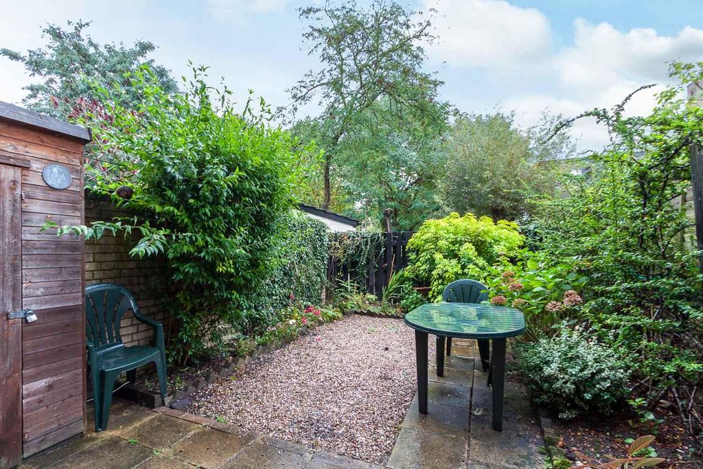 Property photo 3 of 11 99 Ericcson Close Sw18-6.Jpg