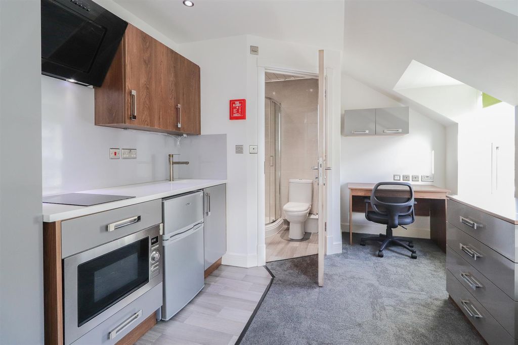 Property photo 2 of 7 303 Victoria House-2.Jpg