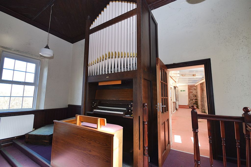 Property photo 3 of 9 Organ