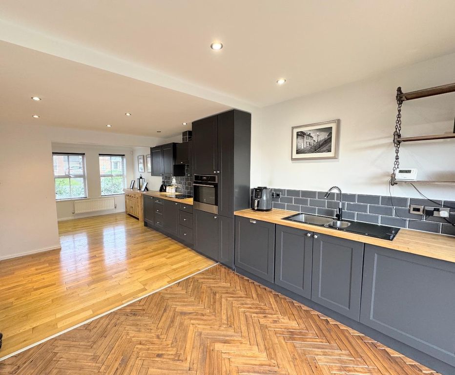 Property photo 1 of 17 Breakfast Kitchen