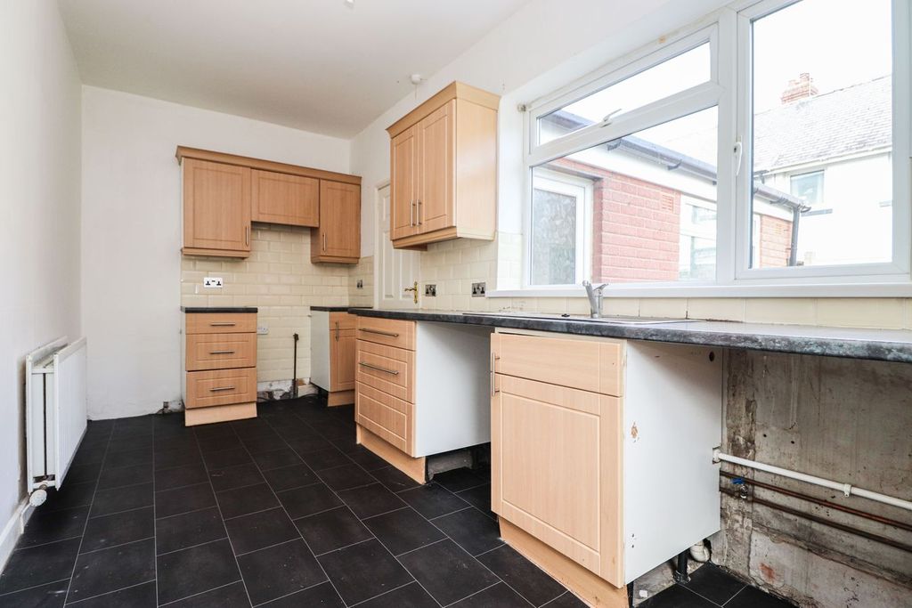 Property photo 3 of 16 Kitchen