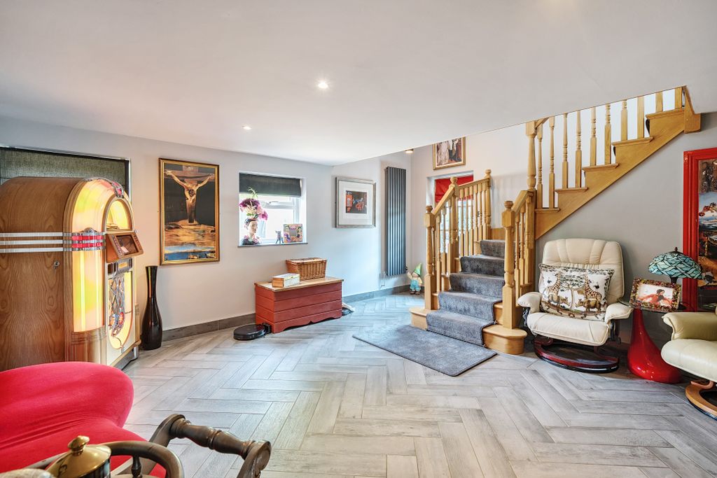 Property photo 3 of 28 Entrance Hall