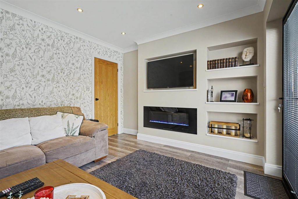 Property photo 2 of 18 Lounge