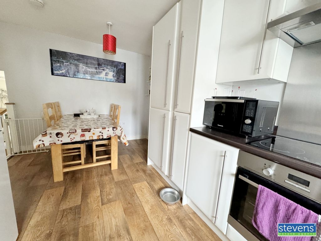 Property photo 2 of 11 Image00008