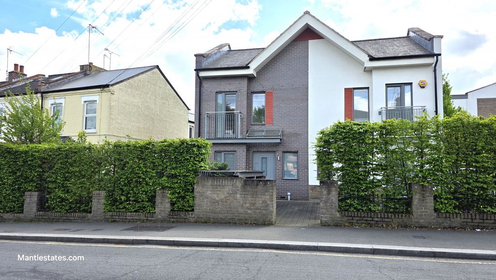 Property photo 1 of 18 2 Bed Semi-Detached House For Sale Victoria Road, Barnet En4