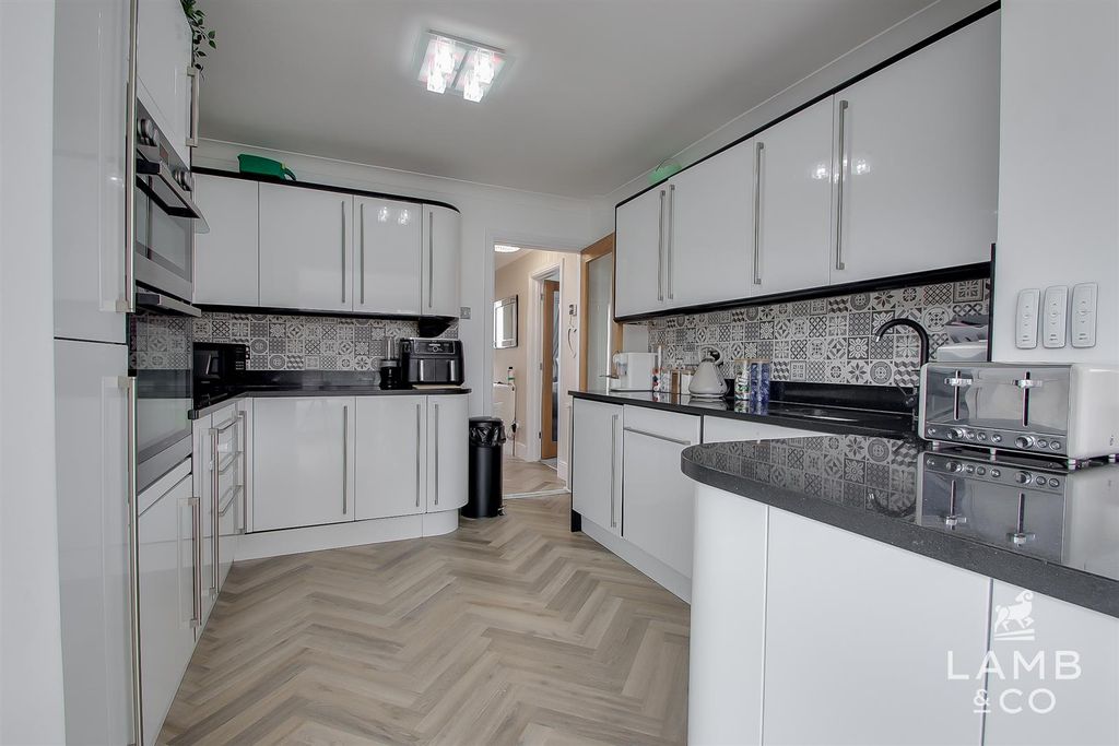 Property photo 2 of 25 Kitchen