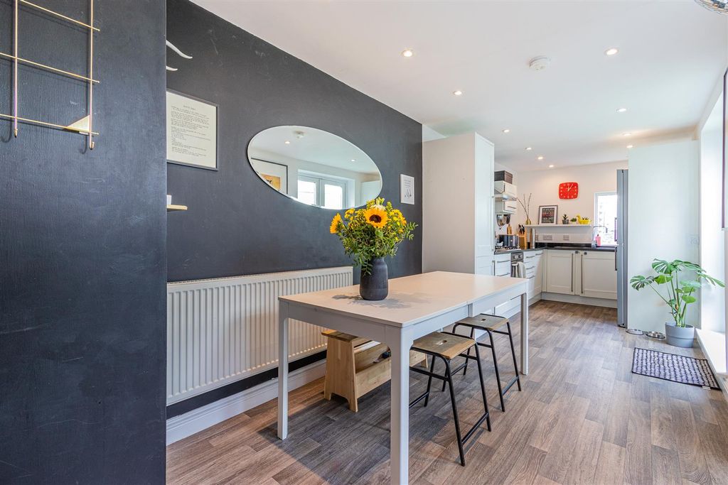 Property photo 2 of 27 Montgomery Street 14 (22 Of 28).Jpg