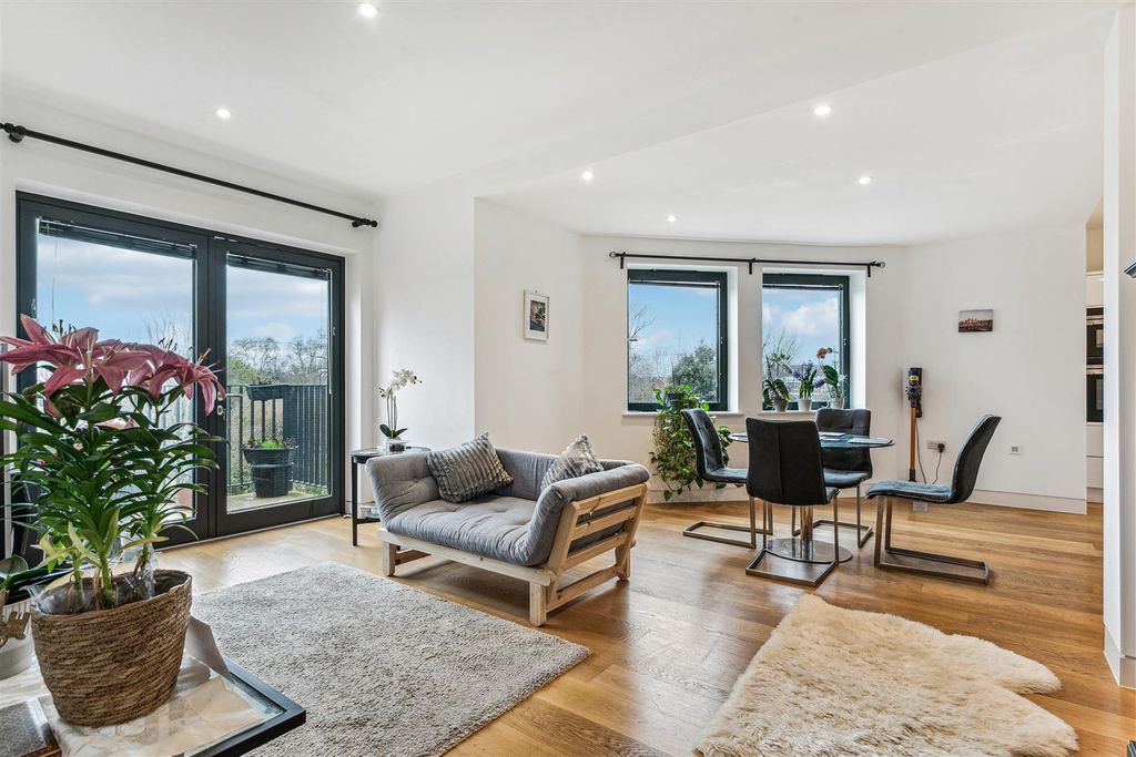 Property photo 1 of 13 Merlin House, W4 - To Let