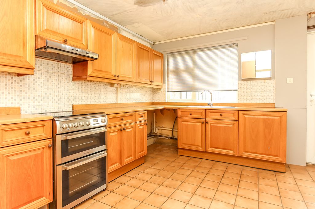 Property photo 2 of 8 Kitchen