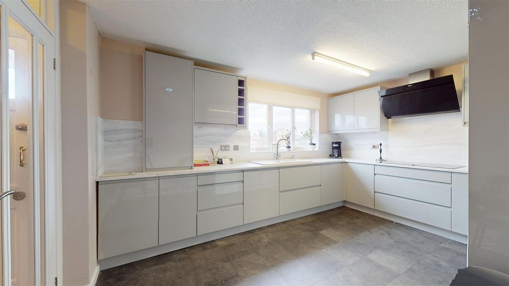 Property photo 2 of 12 Kitchen