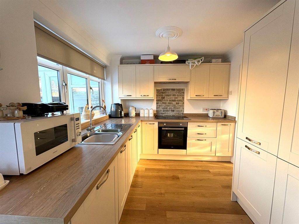 Property photo 3 of 19 Kitchen/Diner