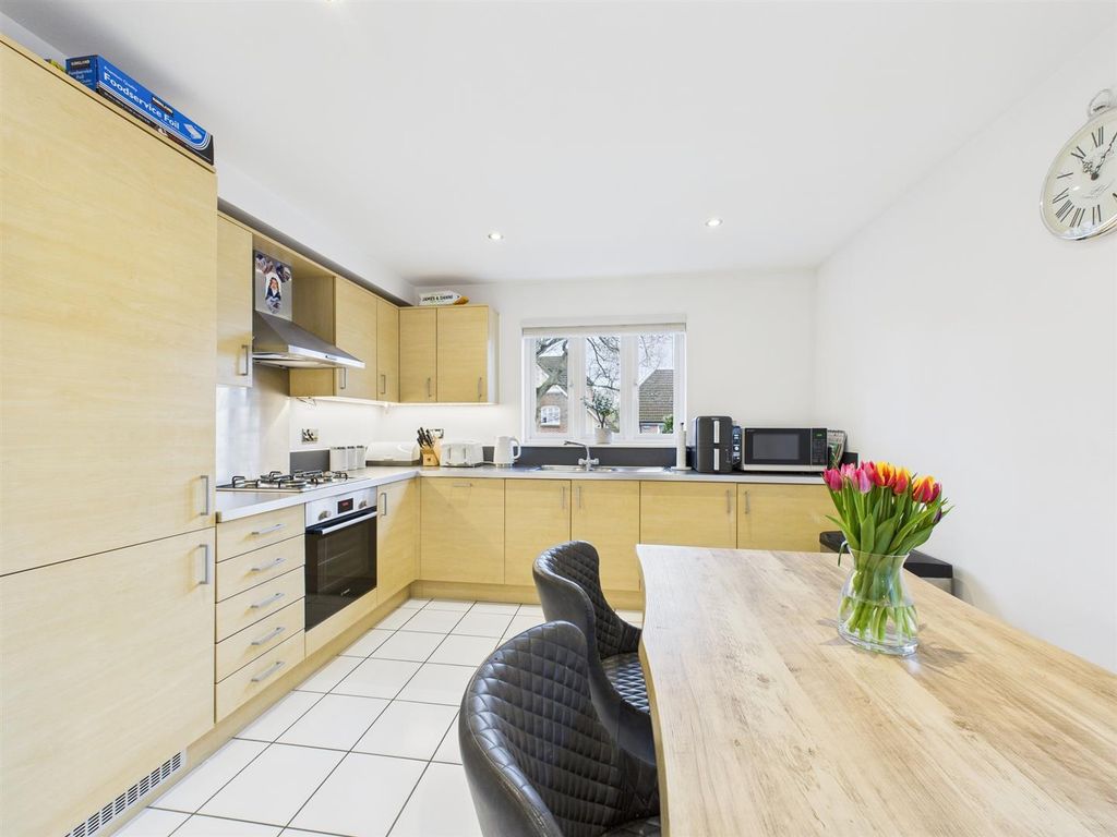 Property photo 3 of 18 Cam02885G0-Pr0543-Still008.Jpg