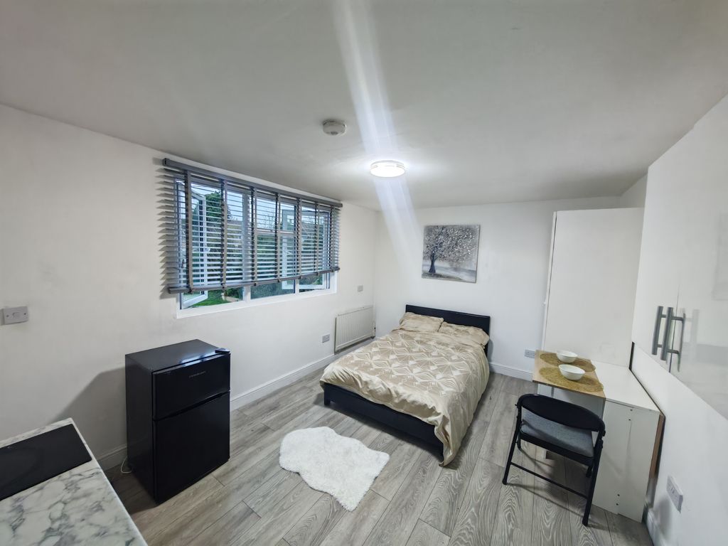 Property photo 1 of 9 Cover