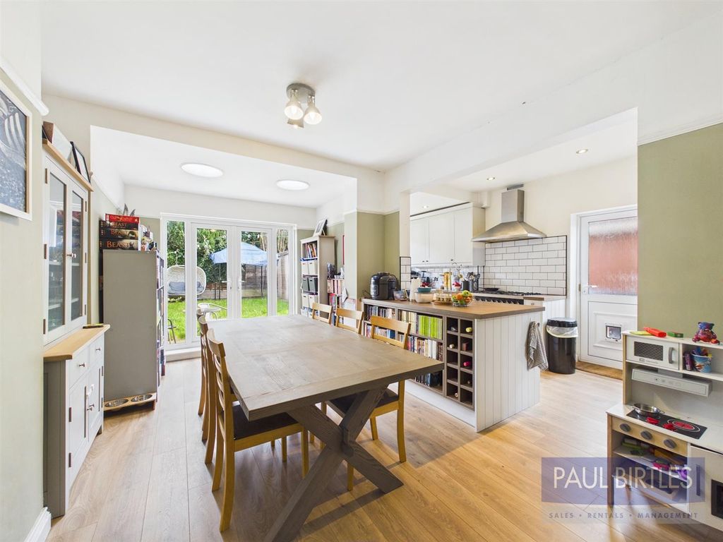 Property photo 3 of 19 Cam04378G0-Pr0295-Still007.Jpg