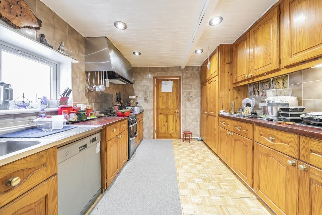 Property photo 3 of 10 Kitchen