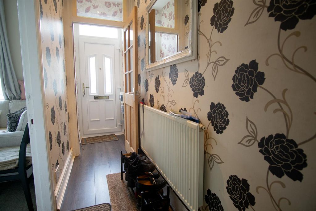 Property photo 2 of 11 Hallway